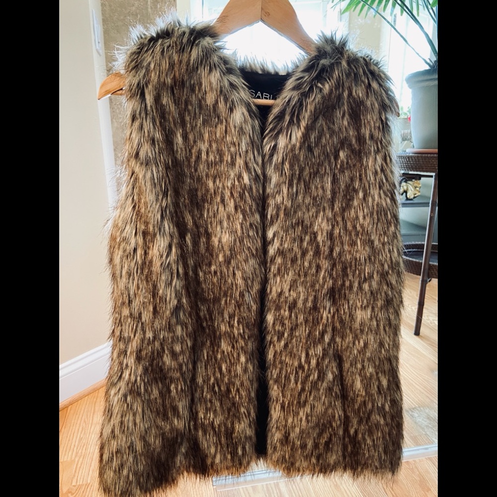 BSABLE - LUXURIOUS FAUX FUR VEST